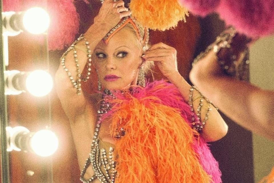 Este filme dirigido por Gia Coppola, es un vistazo nostálgico que camina en dos sentidos: por una parte, el relato de los años dorados de los espectáculos de cabaret en Las Vegas.