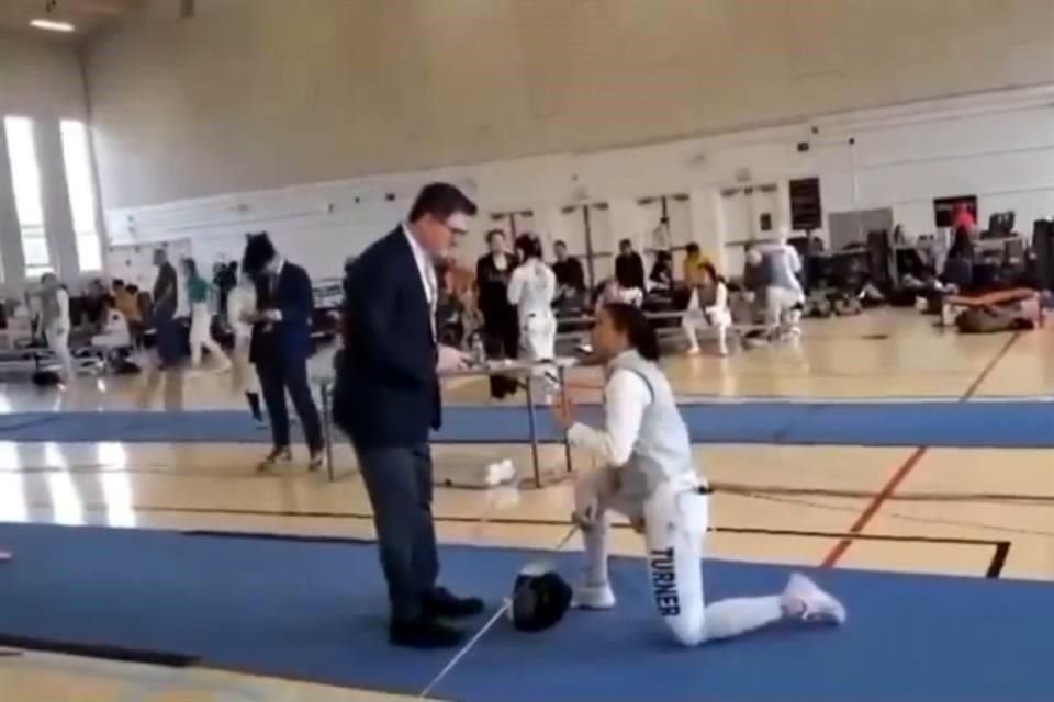 Stephanie Turner se negó a competir y puso rodilla en tierra.