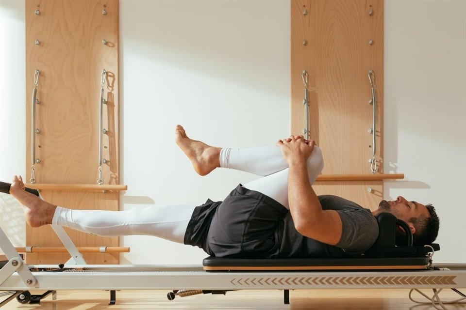 Conoce más sobre pilates, un método de ejercicios que combina ballet, yoga y gimnasia, el cual es tanto para ellas como para ellos.