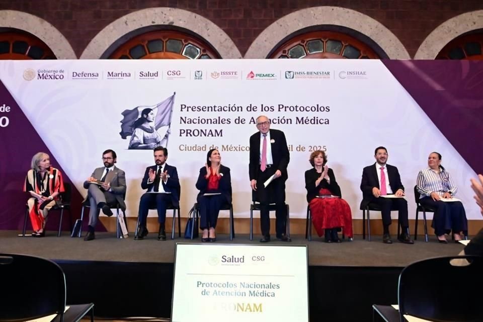Autoridades de la SSa y otras instituciones en la presentación de los PRONAM.
