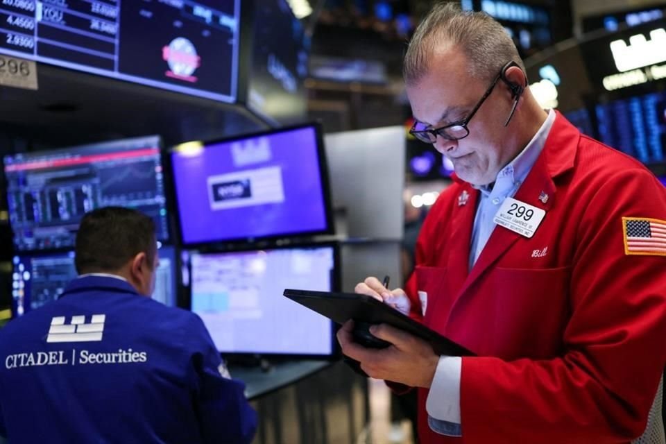 El Dow Jones caía un 10 por ciento desde su máximo histórico de cierre en diciembre, lo que lo pone en camino de confirmar una corrección este viernes.