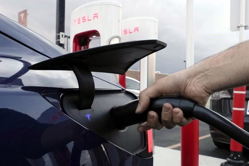 Las acciones de Tesla cayeron más de un 4 por ciento al inicio de la jornada de este viernes.