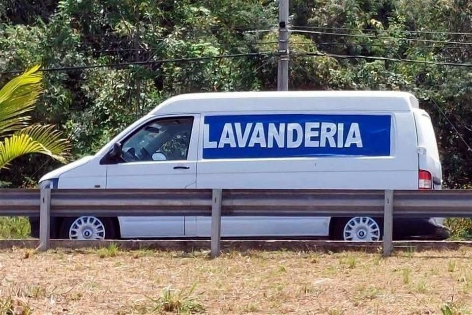 Los agentes dieron alcance a hombres armados que viajaban a bordo de tres vehículos, entre los que destaca una camioneta tipo Van con un logotipo falso de una lavandería.