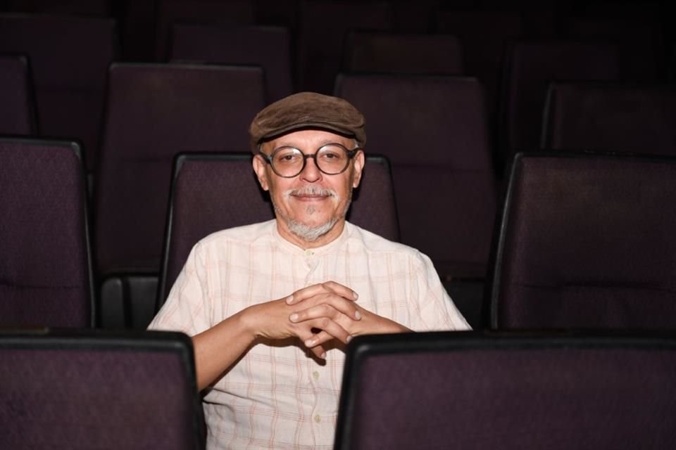 Monta 'El Mosco' Aguilar 'El chico de la última fila', una obra que dialoga sobre la creación artística y los dilemas de la juventud.