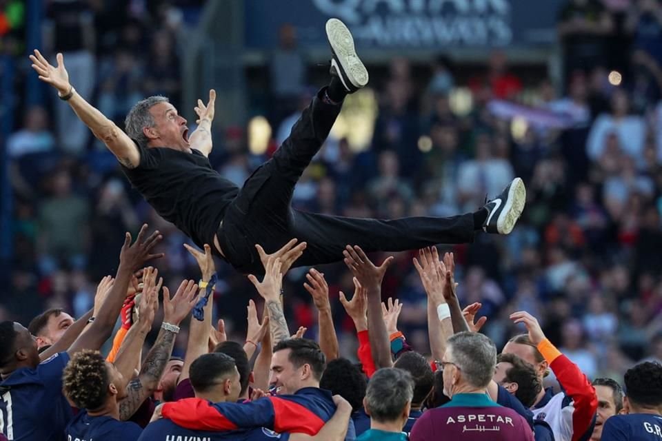Luis Enrique fue alzado al aire por los jugadores.