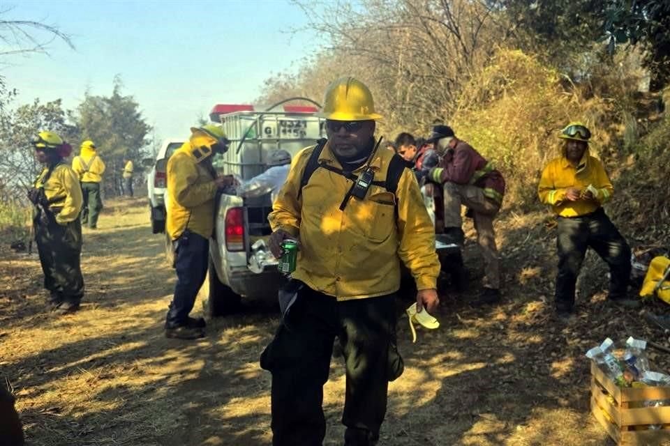 Vecinos y empresarios alertan por la magnitud del incendio forestal registrado en el Parque Estatal Cerro Gordo, en Teotihuacán #Edomex, que empezó la tarde del viernes.