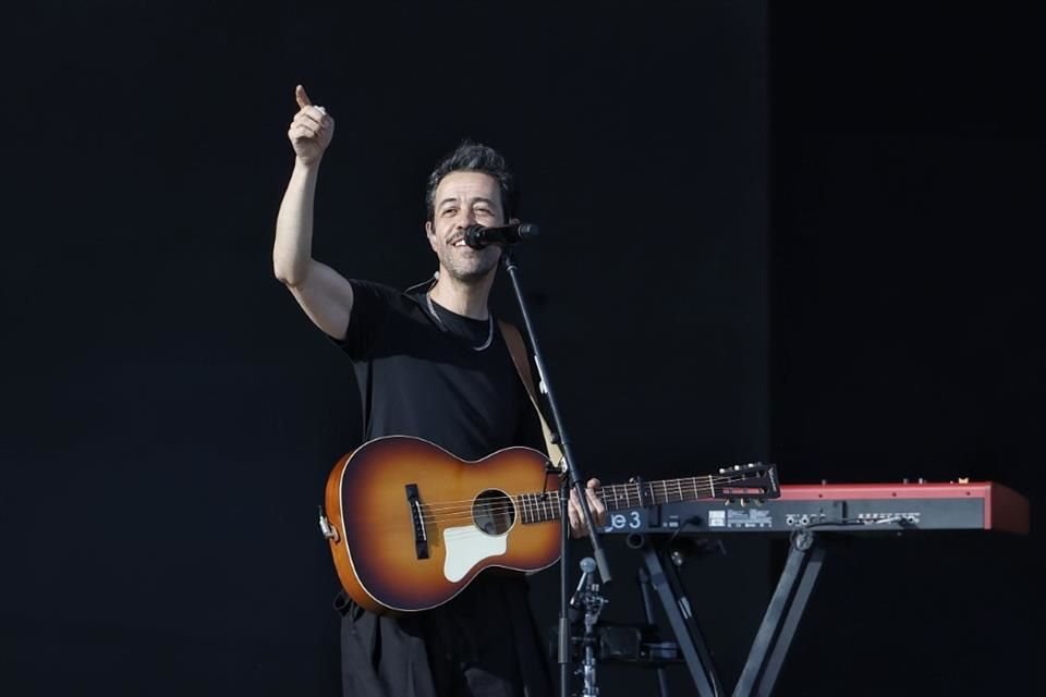 Meme del Real brilló en su show solista en el Festival Ceremonia 2025, con canciones nuevas y de Café Tacvba, sorprendiendo a su público.