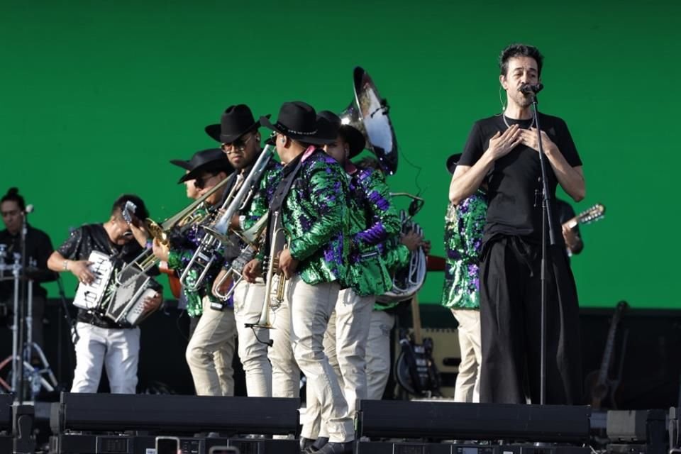 'Abrázame', un tema clásico de Café Tacvba, generó una cálida respuesta de los asistentes.
