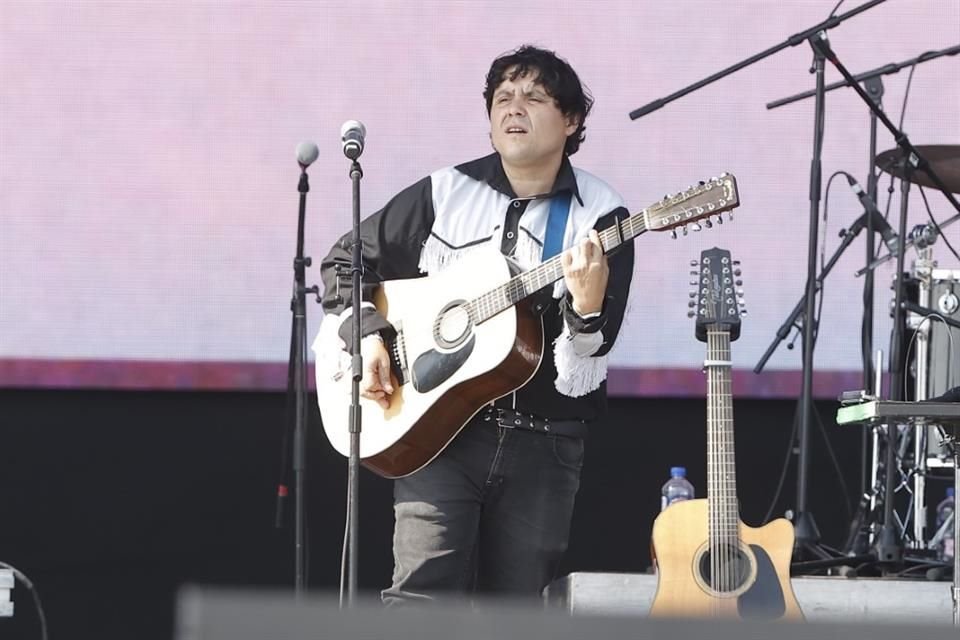 Juan Cirerol fue de los primeros en calentar los motores del festival Ceremonia con su estilo único de norteño mezclado con punk y country.