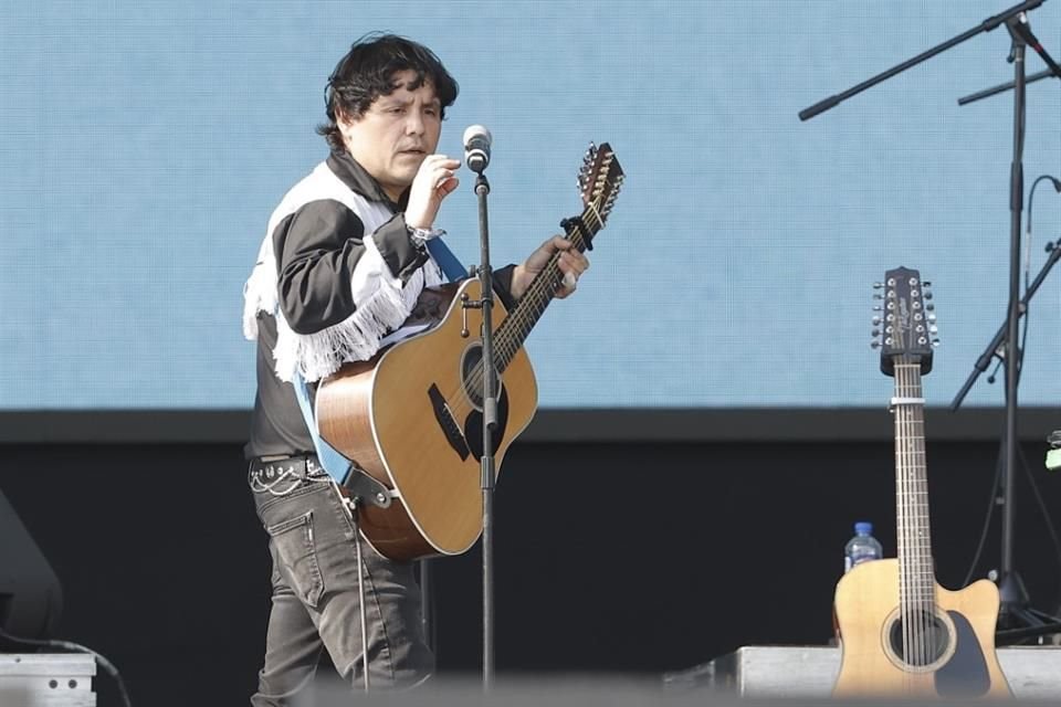 El cantante lució una camisa norteña negra con detalles azules en el pecho y los brazos.