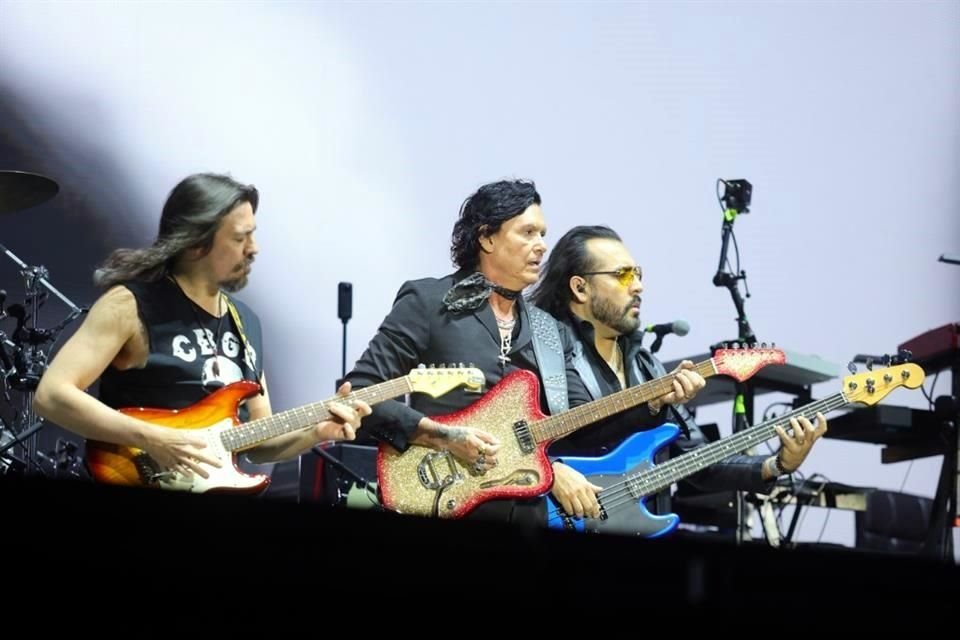 El cielo nublado, tras un caluroso día en la Ciudad, fue la atmósfera perfecta para el espectáculo que la emblemática agrupación de rock alternativo mexicano dio.