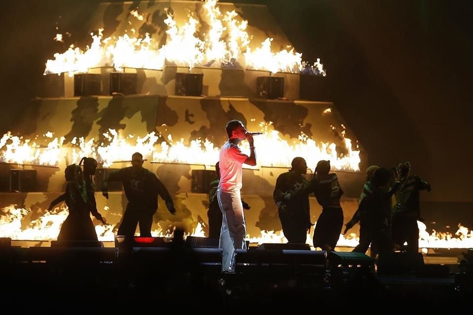 Natanael Cano caminó por la pasarela del templete, de donde salió pirotecnia teñida con los colores de la bandera de México y fuego a los costados.