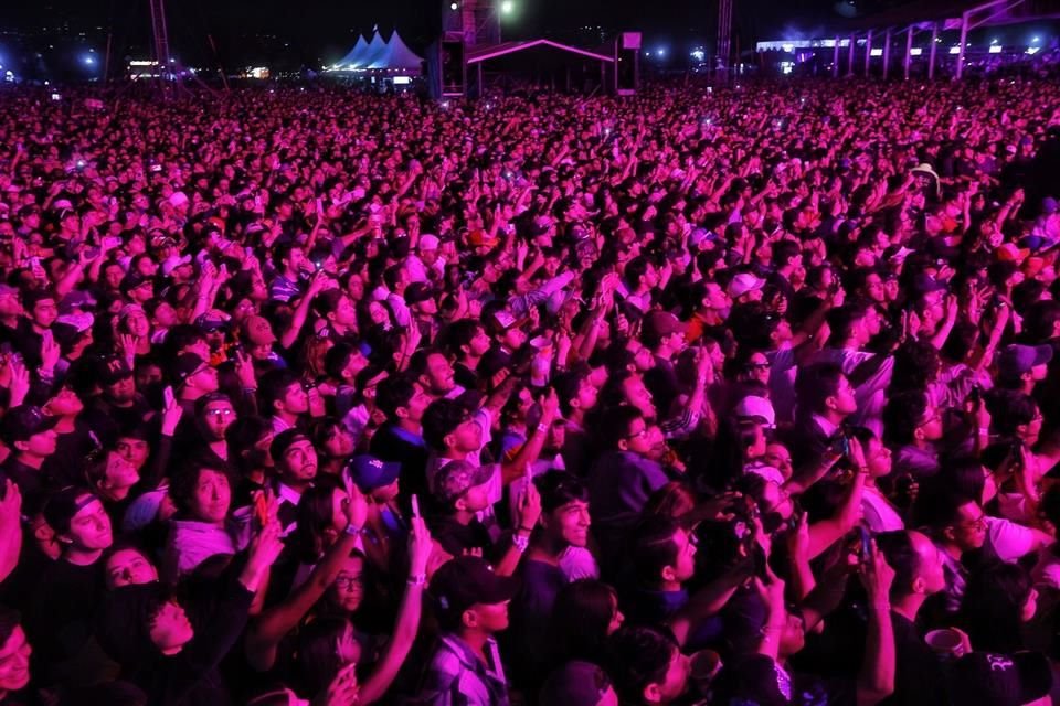Pasadas las 22:40 horas, todavía había gente ingresando al evento para ver el show de Natanael, sin que los organizadores ofrecieran alguna recomendación.