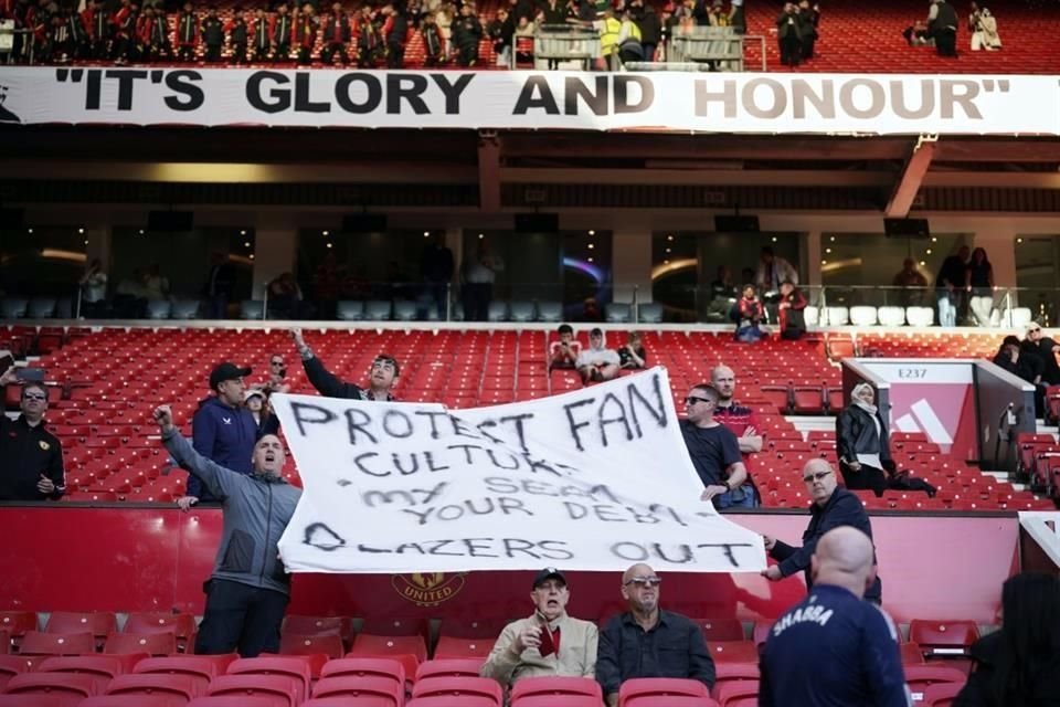 Los hinchas del United siguen protestando en las gradas de Old Trafford.