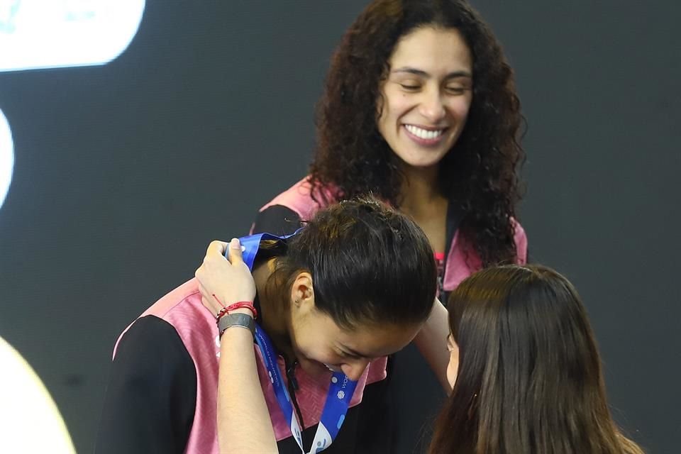 La ex clavadista Alejandra Orozco fue la encargada de colgarles las medallas a Gabriela Agúndez y Alejandra Estudillo.