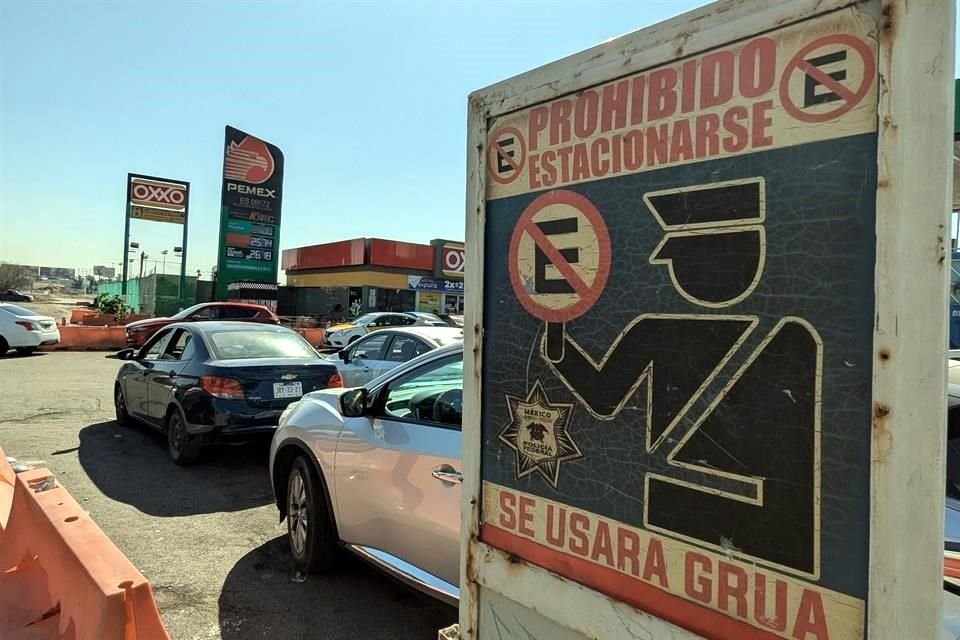 A las afueras del aeropuerto, en la zona donde hay una gasolinera y un Oxxo, abundan autos particulares, muchos de ello esperando por pasaje para llevarlos usando o no alguna plataforma.