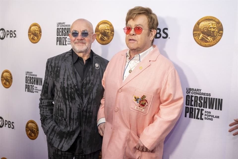La disputa entre los dos artistas comenzó a inicio de la década del 2000 cuando Elton calificó 'Die Another Day', de Madonna, como 'la peor canción de James Bond de la historia'.