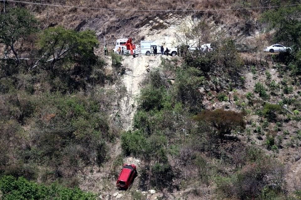 Los cuerpos de 3 transportistas reportados como desaparecidos fueron encontrados en una camioneta al fondo de un barranco en Chilpancingo.
