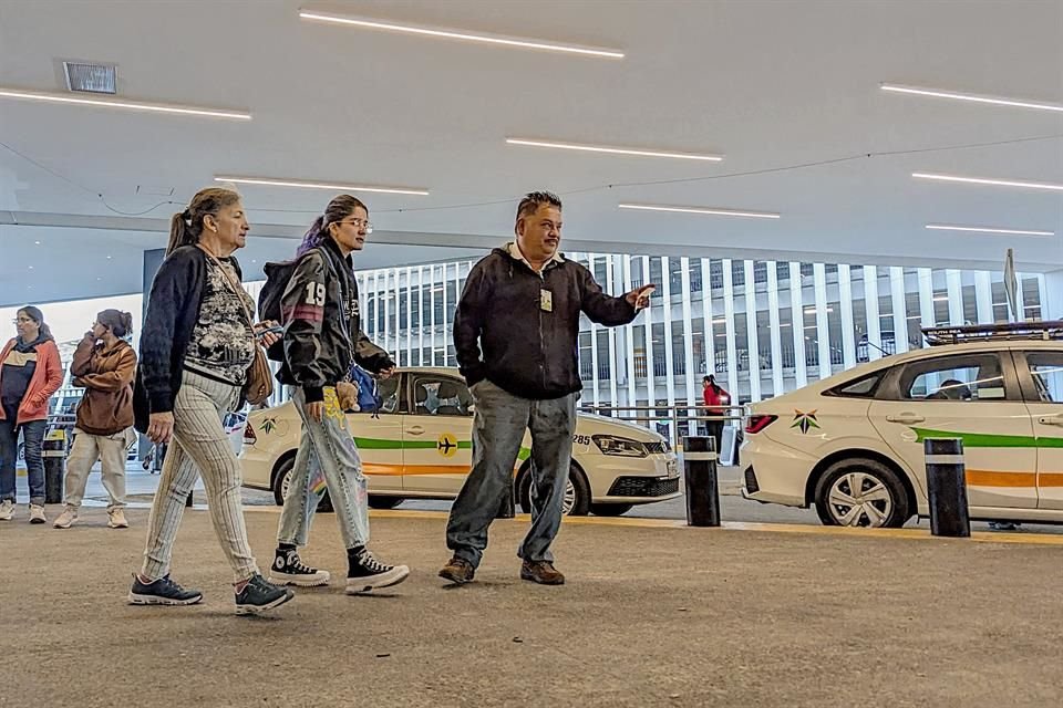 Turistas que llegan al Aeropuerto tapatío señalan que es larga la espera de taxis, lo que, temen, se complicará con el Mundial de Futbol.