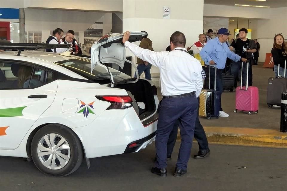En horarios de alta demanda, los pasajeros hacen fila de entre 35 minutos y una hora para poder abordar su taxi.