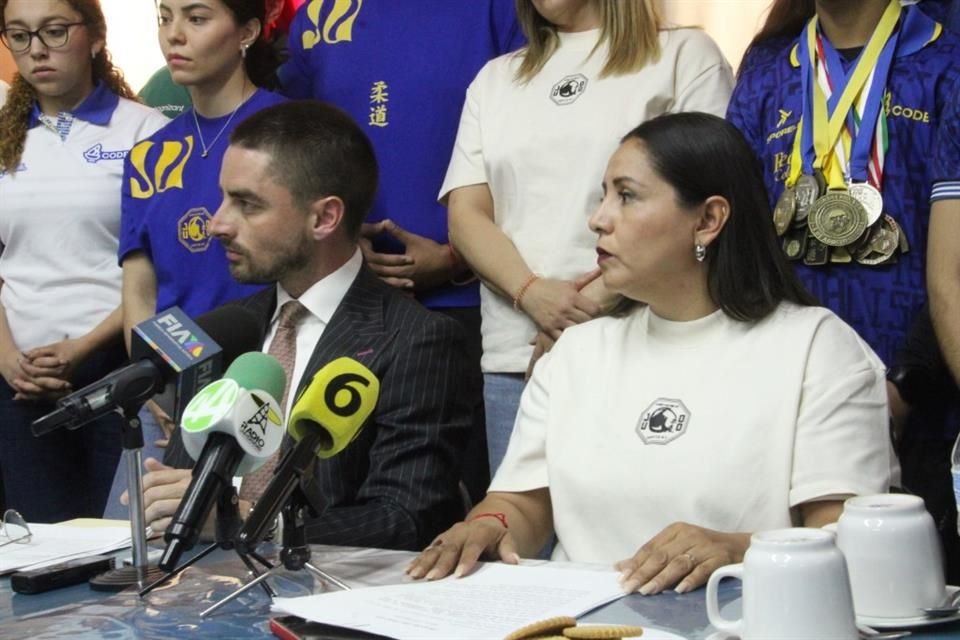 Sara 'C' y su abogado Miguel Ángel García Gutiérrez.