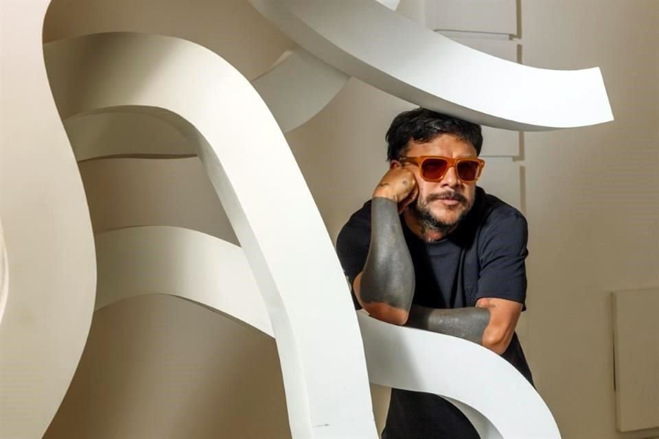 Simón Cruz, artista que participa en la exposición colectiva Raíces Creativas: Escena Artística de Jalisco.