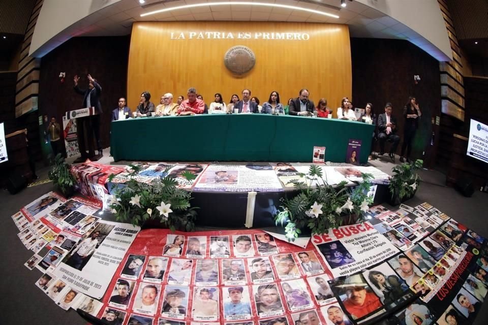 El auditorio se llenó con fichas de búsqueda impresas en lonas, así como fotografías.