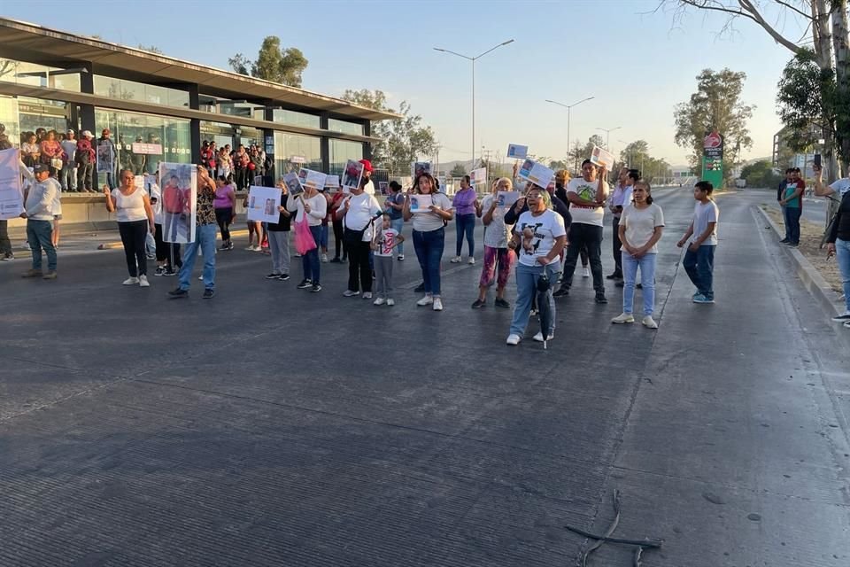 Ante la desaparición de Víctor José Gallardo Álvarez, de 14 años, familiares y amigos cerraron Periférico más de una hora, en Zapopan.