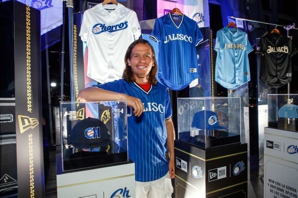 El 'Oso' González, de Chivas, estuvo en la presentación de los uniformes de los Charros.