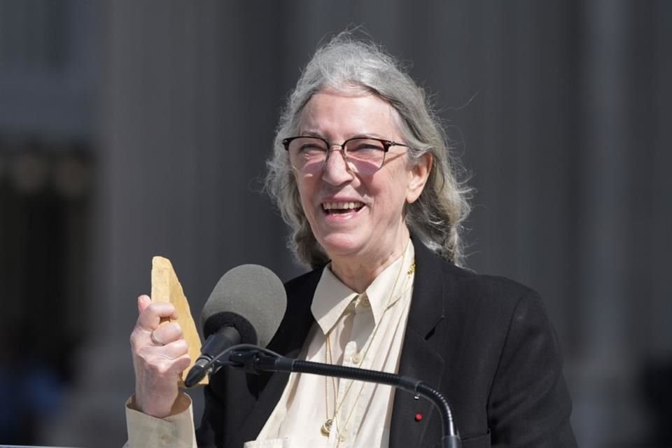 La rockera Patti Smith anunció el lanzamiento de un nuevo libro de memorias, 'Bread of Angels', que saldrá a la venta el 4 de noviembre.