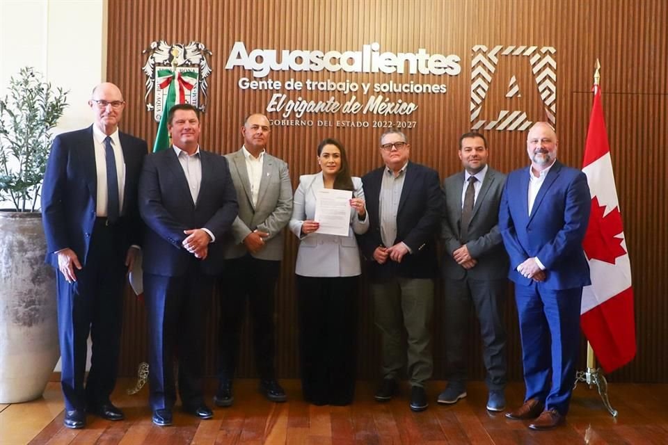 Gobernadora de Aguascalientes, Tere Jimenéz y directivos de la empresa canadiense Rainmaker.