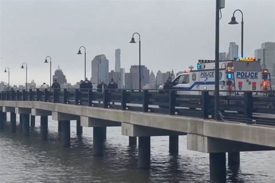 El departamento de bomberos informó que había unidades en el lugar realizando operaciones de rescate.