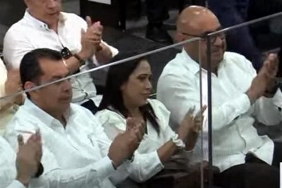 Los tres aspirantes a la Fiscalía de Tabasco esperaron en las sillas de visitantes para esperar la decisión del Congreso.