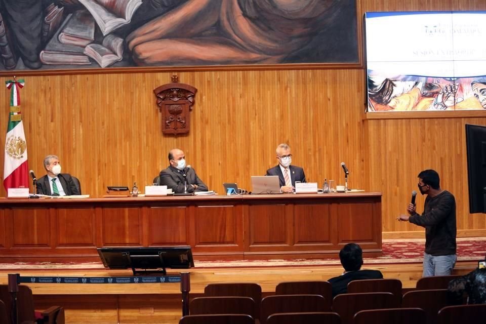 En la sesión también participó Javier Armenta, líder de la FEU, quien junto con una Resistencia fue desalojado esta mañana de un predio en Huentitán.