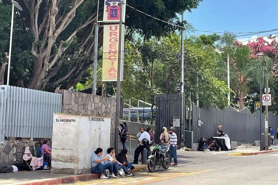 Familiares esperan afuera de los Hospitales Civiles para conocer noticias sobre sus pacientes internados.