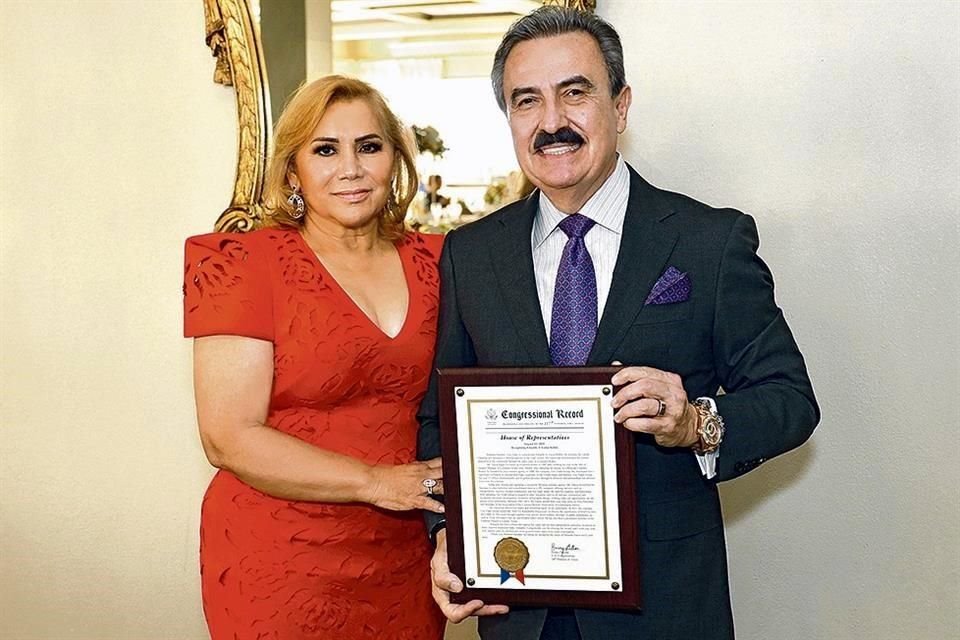 Sra. Juanita Garza y el A.A. Lic. Eduardo A. Garza Robles.