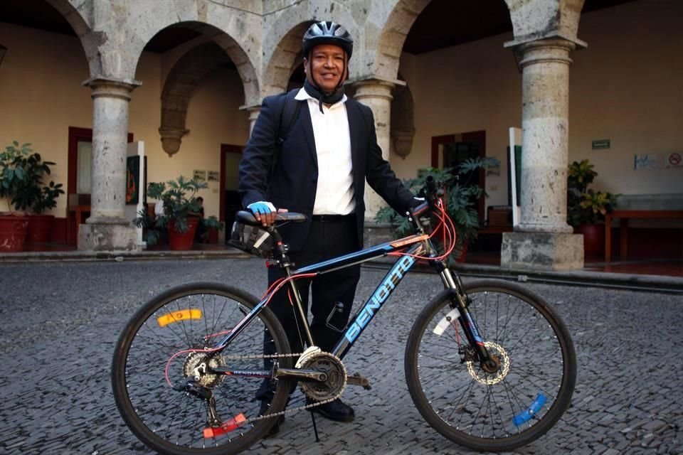 El diputado Adenawer González prevé solicitar a la Secretaría de Transporte ajustar el Reglamento de la Ley de Movilidad para cuando las placas de un vehículo sean cubiertas por un portabicicletas.