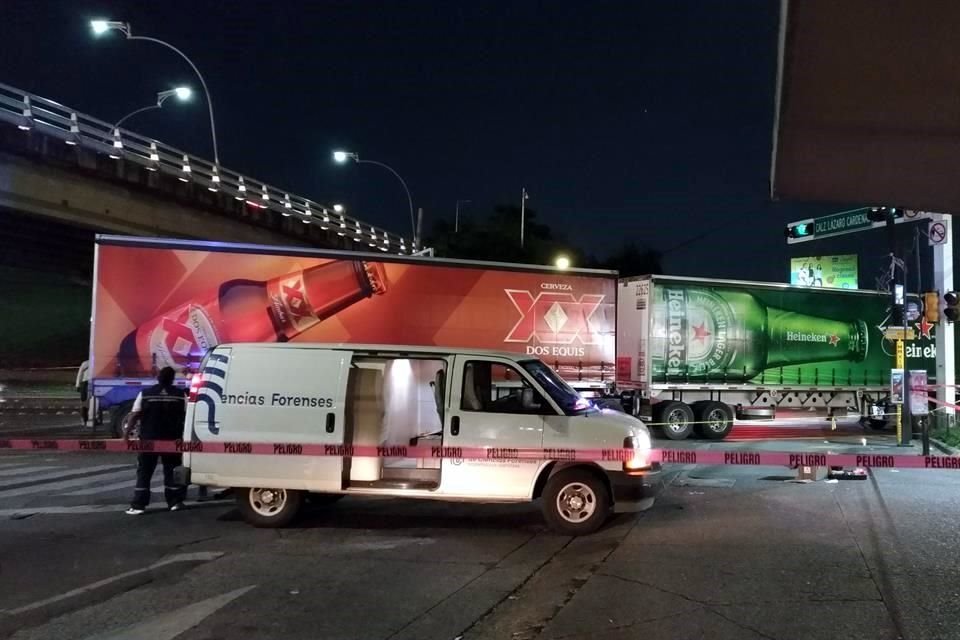 El vehículo de doble remolque está obstruyendo la circulación en Lázaro Cárdenas tras el accidente.