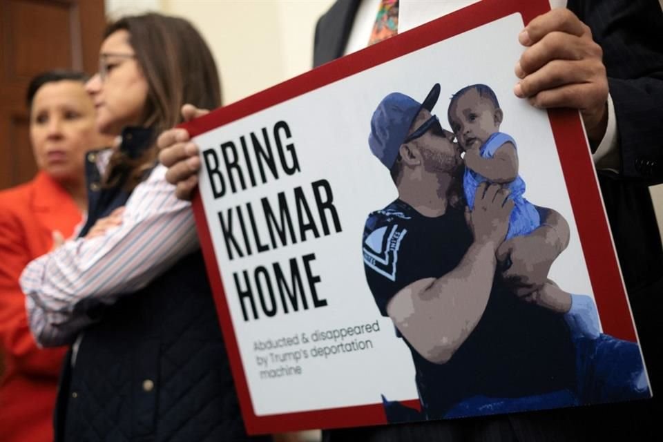 Un cartel que pide regresar a EU a Kilmar Abrego García durante una conferencia de prensa el 9 de abril del 2025.
