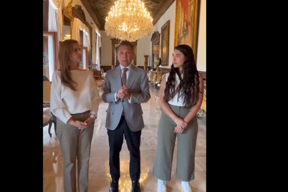 El Gobernador se reunió con la Rectora Karla Planter (izq.) y la presidenta de la FEU, Zoé García.