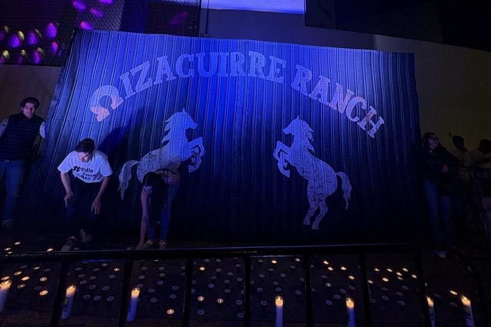 Panistas montaron una fachada que representaba la del Rancho Izaguirre de Teuchitlán, Jalisco, afuera de sede de CNDH.