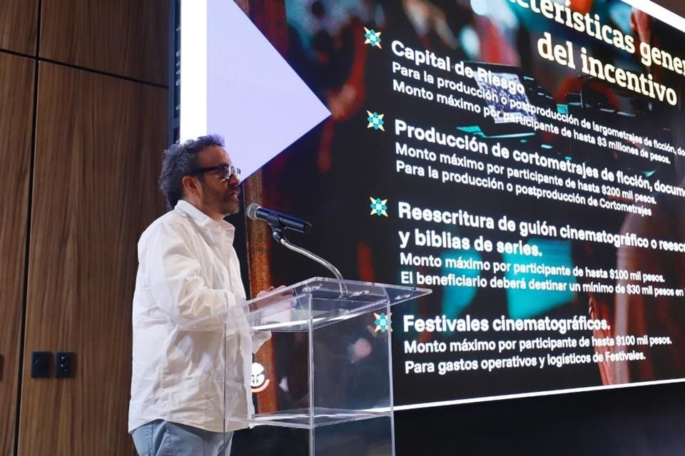 Alejandro Tavares, director de Filma Jalisco, durante la presentación de proyectos cinematográficos, premios y festivales.