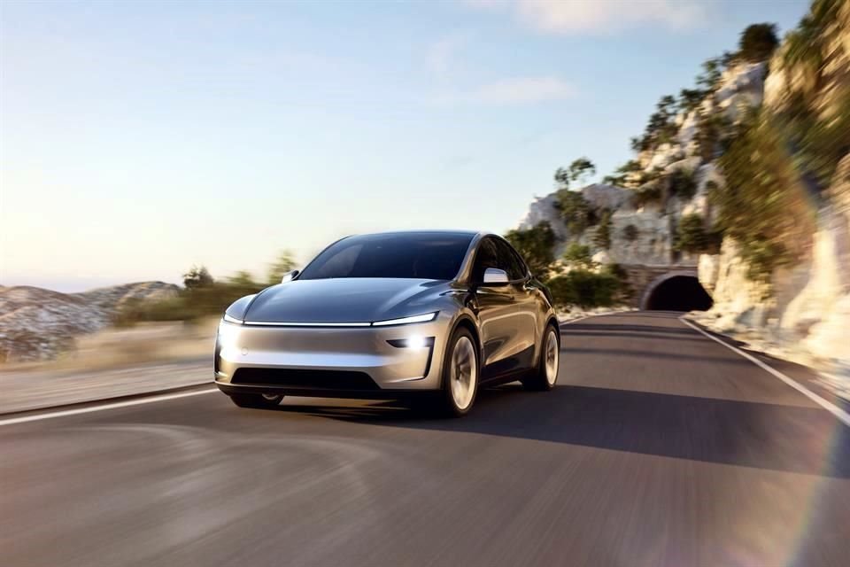Incorpora monitor de punto ciego y sistema de Full Self-Driving supervisado.