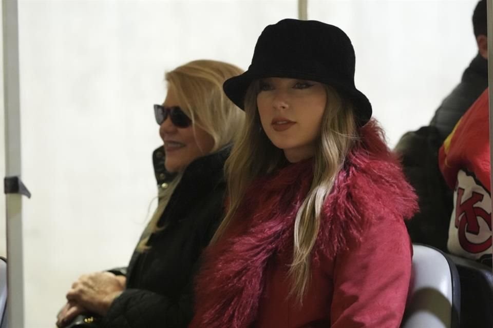 Usuarios en redes sociales expresaron su indignación y asco por las faltas de respeto de West hacia Swift.