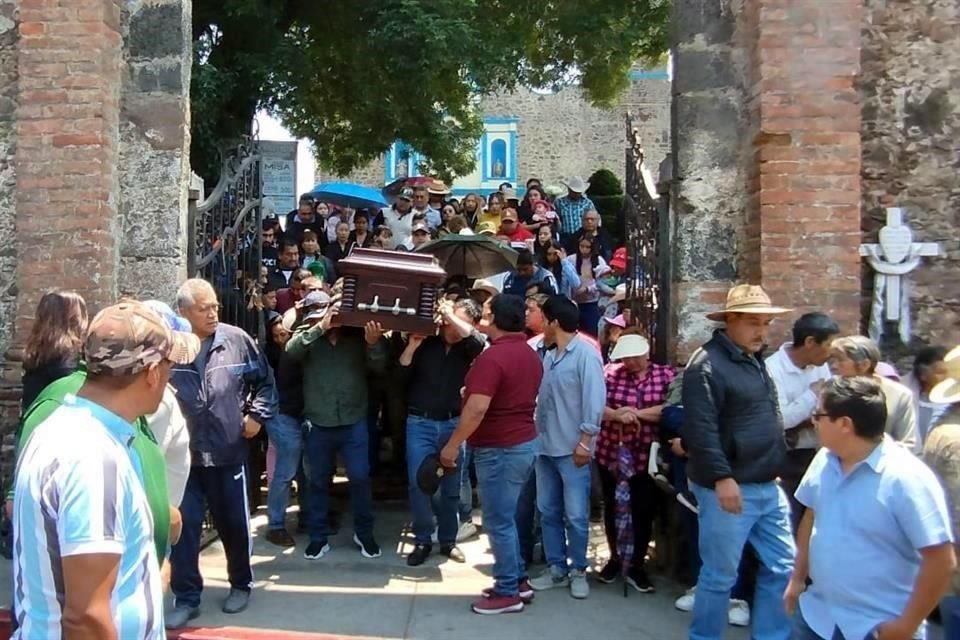 Mientras las investigaciones continúan, este viernes la comunidad de Huitzilac despidió con una misa de cuerpo presente y una marcha fúnebre a Alejandro Mancilla Cueto.
