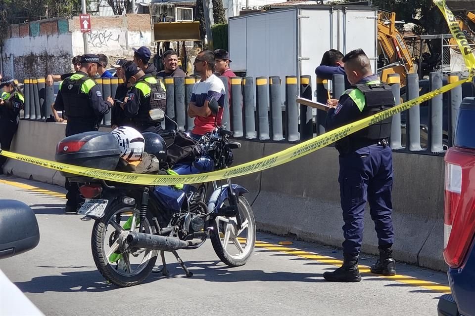 La víctima habría intentado cruzar el anillo vial, cerca del cruce con la Calle Tizapán, cuando fue impactada por una motocicleta.