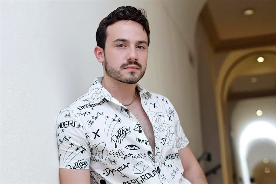 El novel cantante originario de Hidalgo, Nuevo León, suena con el cover de 'Azúcar Amargo'.