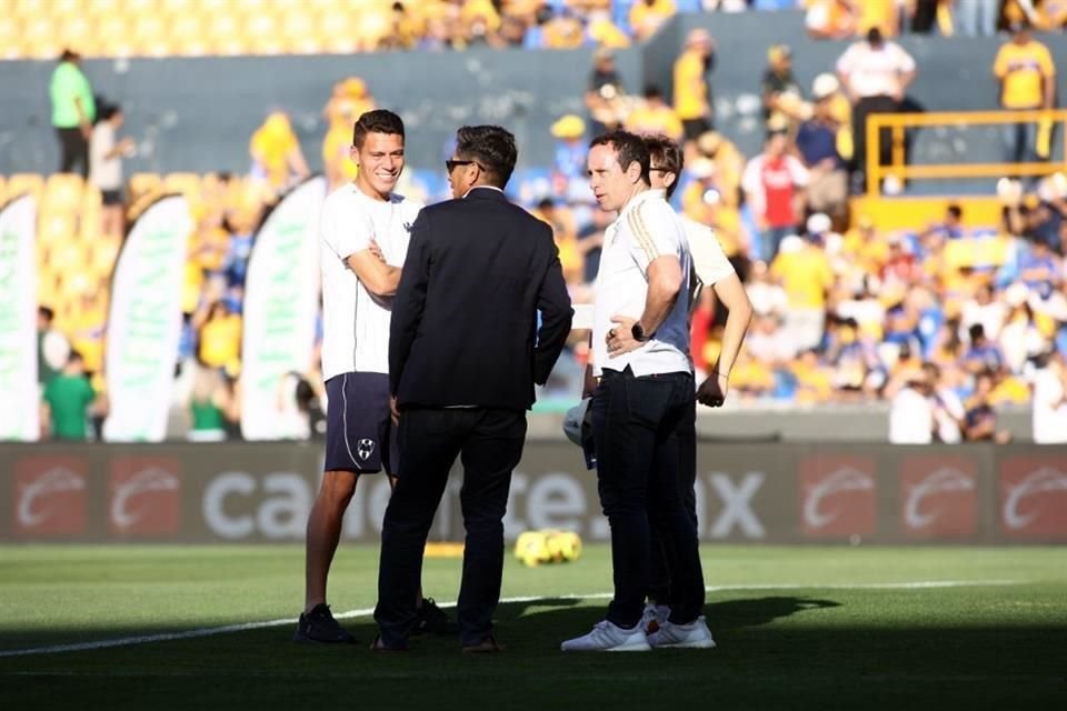 El ex jugador Jorge Campos saludó a elementos de Tigres y de Rayados.
