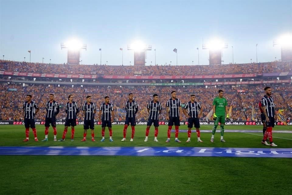 Los 11 jugadores de Rayados que iniciaron el Clásico.