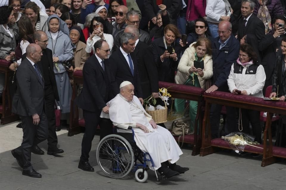 El Papa Francisco a su llegada a la misa del Domingo de Ramos el 13 de abril del 2025.